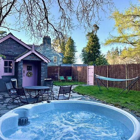 Tiny Romantic Retreat With Hot Tub On A Country Estate Near Cardigan Bay In Eryri Snowdonia Llanbedr  Exterior photo